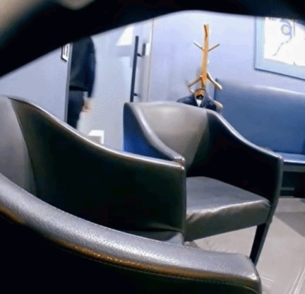 피해자가 자리를 비운 것을 확인한 피의자가 컵을 바꿔치기 하는 모습./영상제공=서울경찰청.