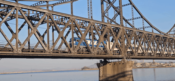 12일 북한 평양에서 출발한 국제 여객열차가 중국 단둥 압록강철교를 지나고 있다./정은지 뉴스1 베이징 특파원