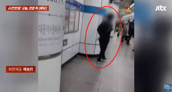 서울 지하철 4호선에서 청포도를 먹은 뒤 껍질을 바닥에 막 뱉는 남성 영상이 공개돼 논란이다. /사진=JTBC '사건반장' 캡처