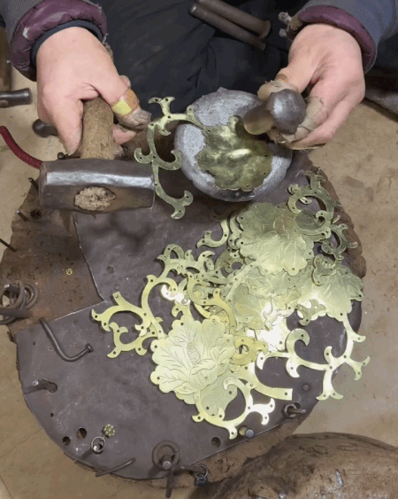 한국 디자이너 브랜드 '르쥬'(LEJE)가작곡가 겸 가수 이재(EJAE)의 아카데미 드레스 제작 과정을 공개했다. 드레스의 금속 장식을 한국 전통 금속공예 장인인 두석장이 만드는 모습이다. /사진=르쥬(LEJE)