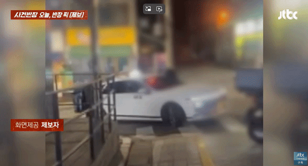 젊은 배달기사가 나이 지긋한 택시기사에게 욕설 후 침까지 뱉는 영상이 공개돼 논란이다. /사진=JTBC '사건반장' 캡처