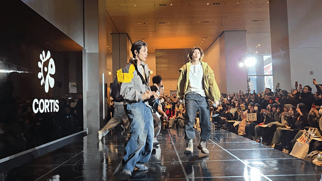 인기 아이돌 그룹 '코르티스'가 19일 서울 중구 애플 명동에서 열린 'Thinking Different 토크 스테이지' 행사에서 공연을 하고 있다./영상=이찬종 기자