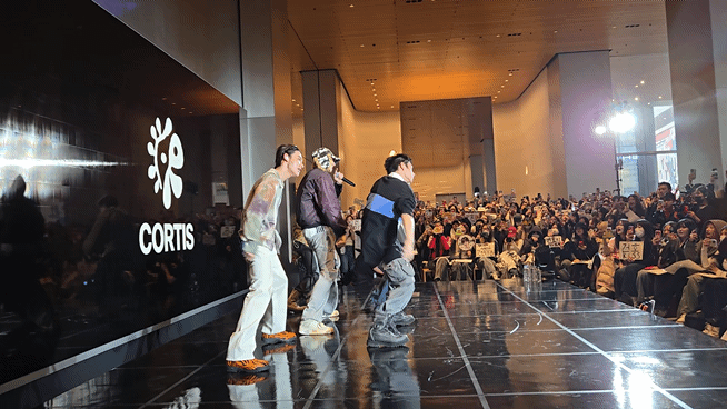 인기 아이돌 그룹 '코르티스'가 19일 서울 중구 애플 명동에서 열린 'Thinking Different 토크 스테이지' 행사에서 공연을 하고 있다./영상=이찬종 기자