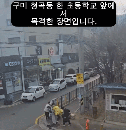 경북 구미시에서 어린 남학생 두 명이 무거운 짐을 옮기는 재활용 수집 할머니를 도와주는 모습이 포착됐다. /사진=온라인 커뮤니티 보배드림 캡처