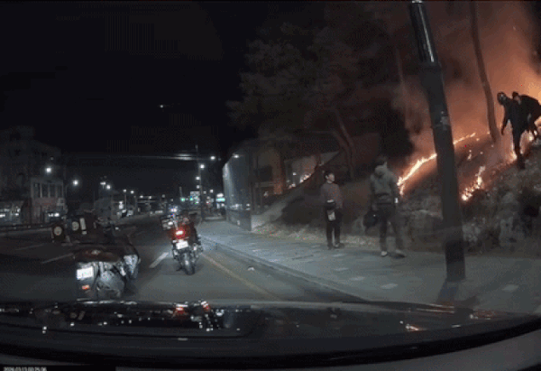 지난 13일 새벽 시간대 발생한 방화 사건을 목격한 시민이 망설임 없이 현장에 뛰어들어 직접 불길을 잡았다. /영상=온라인 커뮤니티