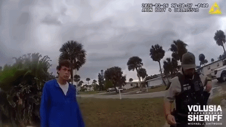 도주하던 용의자가 강으로 뛰어들자 패들보드를 타고 물에 들어가 추격 끝에 체포하는 미국 경찰의 영상이 공개됐다./사진=미국 플로리다주 볼루시아 카운티 보안관 사무소 공식 SNS(소셜미디어)