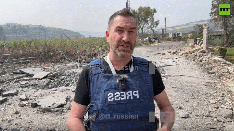 러시아 국영 RT 소속 기자 스위니가 레바논 남부에서 중계하던 도중 이스라엘 공습을 받았다. /사진=RT X(옛 트위터) 갈무리