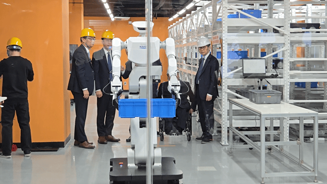 배경훈 부총리 겸 과학기술정보통신부장관이 23일 카이스트 '피지컬 AI 실증 랩' 현장을 점검 중이다./영상=이찬종 기자