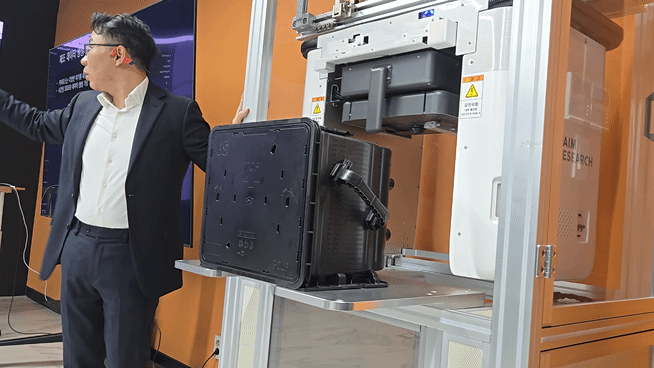 카이스트의 피지컬 AI 테스트 플랫폼 '카이로스'가 데이터를 수집하는 과정을 장영재 교수가 설명하고 있다./영상=이찬종 기자