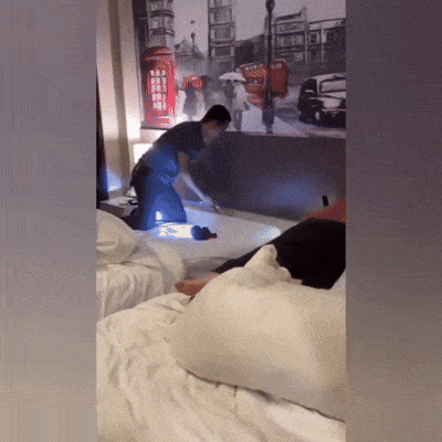 태국 유명 관광지 호텔에서 잠든 관광객 목 위로 코브라가 지나가는 일이 벌어졌다. /사진=X(엑스)