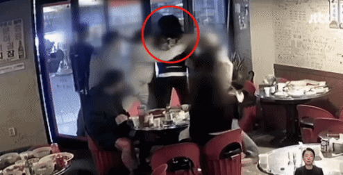 고(故) 김창민 영화감독을 폭행해 숨지게 한 20대 남성들의 구속영장이 기각된 가운데 당시의 집단폭행 현장이 담긴 영상이 공개됐다. 당시 김 감독은 아들과 함께 식당을 방문한 상태였다. /영상=JTBC 갈무리 