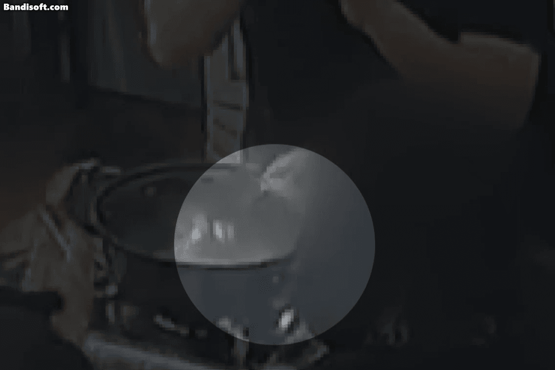  CCTV에는 이물질이 나왔다고 주장한 여성 일행이 휴지를 손에 쥔 채 국자로 냄비를 휘젓다 음식에 휴지를 떨어뜨리는 장면이 담겨 있었다. /영상=JTBC '사건반장'