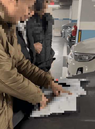 영장을 집행 중인 모습. /영상=서울 영등포경찰서 제공.