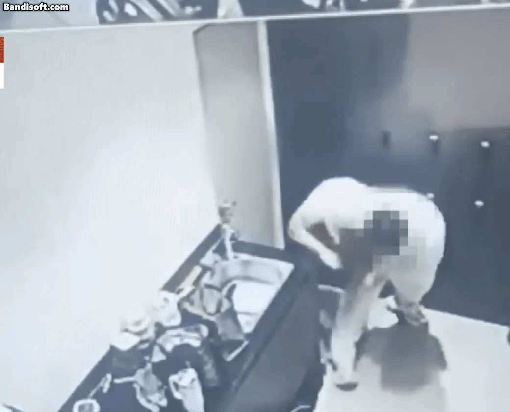 A씨가 각서를 다 쓰자, B씨는 곧바로 주먹을 휘둘렀다. B씨는 A씨를 바닥에 넘어뜨린 뒤 폐쇄회로(CC)TV 사각지대로 끌고 가 목을 조르고 의자로 머리를 내려쳤다. A씨는 "살려달라"고 외쳤지만, 구타는 계속됐다./영상=JTBC '사건반장'