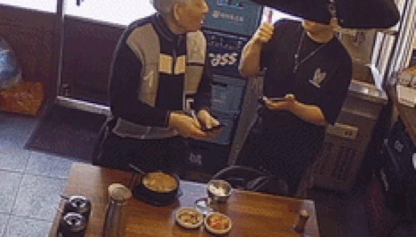 참전용사 제복을 입고 온 손님을 물개박수로 맞이하는 국밥집 사장. /영상=스레드 갈무리