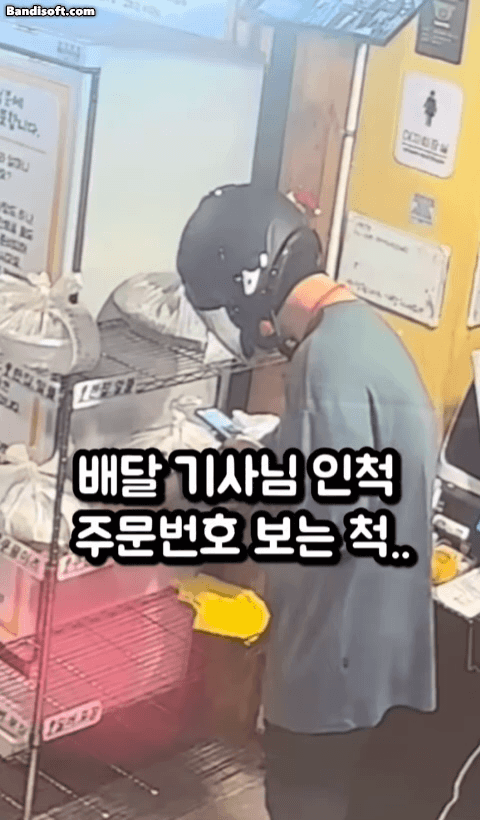 A씨는 식당 내 폐쇄회로(CC)TV에 찍힌 범행 장면도 공개했다. 이에 따르면 헬멧을 쓴 남성이 배달원인 척 식당에 들어와 철제 선반에 놓인 배달음식을 가져갔다. 그는 배달음식에 붙은 주문번호를 확인하는 척하며 직원들을 속였다. /영상=인스타그램 캡처