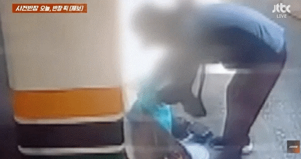 한 여성이 쓰레기가 담긴 봉투에서 내용물을 바닥에 버리고 봉투만 챙겨가는 모습. /사진=JTBC 사건반장 갈무리