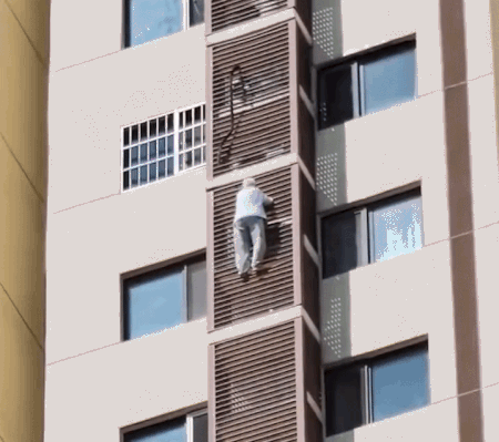 중국에서 맨몸으로 27층 아파트 외벽을 타고 내려오는 89세 할머니가 무사히 구조됐다./영상=더우인