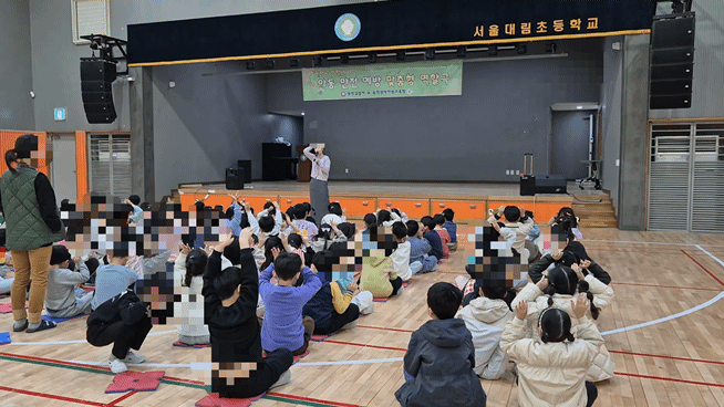 지난 9일 찾은 서울대림초등학교 모습. 강사가 "토끼가 돼보자"라는 말에 아이들은 두 손을 머리 위에 올리곤 토끼 흉내를 내기 시작했다. /영상=박진호 기자.