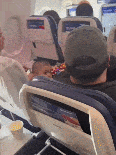 희귀암 치료를 마친 2살 승객을 위해 미국 항공사 승무원들이 준비한 특별한 기내 방송이 화제다. /사진=사우스웨스트 항공 공식 SNS(소셜미디어)