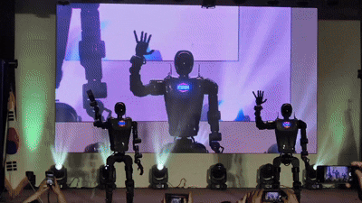 14일 대전 유성구 한국기계연구원 본원 대강당에서 열린 기계연 50주년 기념식에서 휴머노이드 로봇 '카이로스(KAIROS)'가 첫 등장했다. /영상=박건희 기자