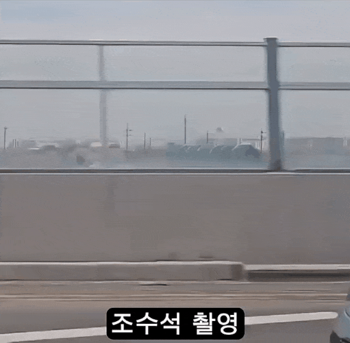 고속도로에서 한 운전자가 핸들에서 양손을 떼고 거의 누워서 차를 주행하고 있다. /사진=온라인 커뮤니티