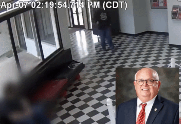 미국 한 고등학교에서 교장이 총기를 들고 무단 침입한 괴한을 태클로 제압하는 영상이 공개됐다. /사진=SNS 갈무리