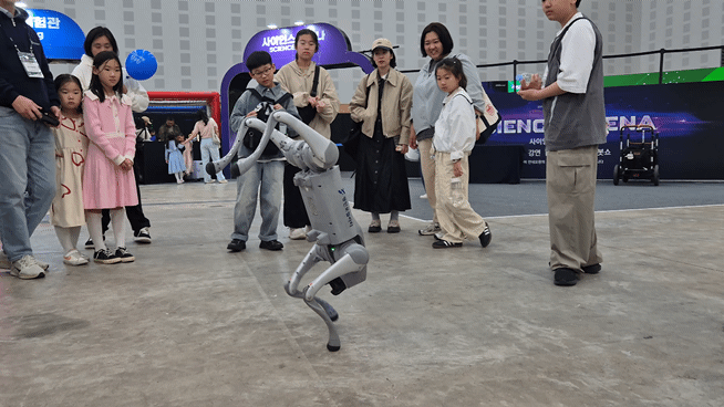 두발로 걷기 묘기를 선보이는 영인모빌리티의 4족 보행 로봇 /사진=박건희 기자 