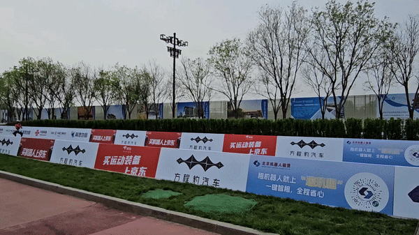 19일 중국 베이징 이좡에서 휴머노이드(인간형) 로봇이 참가한 하프마라톤 대회에서 한 로봇이 결승선을 통과하고 있다./사진=안정준 특파원