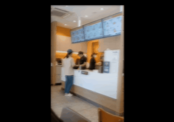 탄산음료 리필을 거절했다는 이유로 패스트푸드 매장에서 난동 부린 여성의 동영상이 온라인에 공유돼 논란이다. /사진=온라인 커뮤니티 보배드림 캡처 