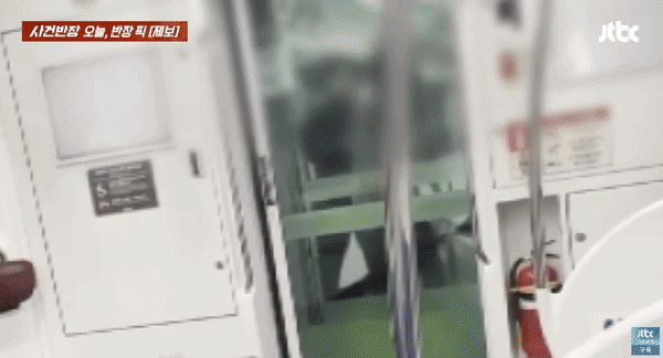 지난 19일 0시 20분쯤 한 여성이 경의중앙선 안에서 난동을 부리는 모습이 담긴 영상이 다음날 JTBC '사건반장'을 통해 공개됐다./ 영상=JTBC '사건반장'