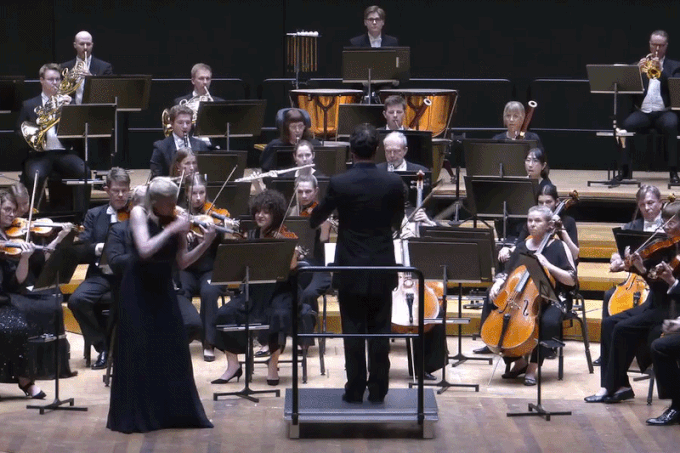 지난 16일 핀란드 라티의 시벨리우스 홀에서 열린 라티 심포니 오케스트라의 공연 중 지휘자의 지휘봉이 파이올리니스트의 바이올린을 건드려 떨어뜨리는 사고가 벌어졌다. /영상=더 선 