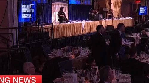 미국 백악관 출입기자단 연례 만찬(WHCD)에서 총격 사건이 발생한 가운데 크리에이티브 아티스트 에이전시(CAA)의 유명 에이전트 마이클 글란츠가 태연하게 식사를 이어가는 모습이 포착돼 화제를 모았다. /사진=CNN 방송 화면, X(엑스·옛 트위터)