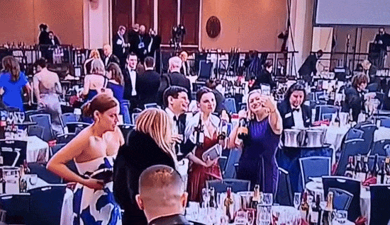 미국 도널드 트럼프 대통령이 참석한 백악관 출입기자단 연례 만찬에서 총격 사건이 발생한 직후 행사장에 남겨진 와인을 챙겨가는 여성의 모습이 포착돼 논란이 일고 있다. /사진=X(엑스·옛 트위터) 