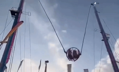 스페인 세비야의 한 축제에서 공중으로 고속 발사되는 놀이기구의 케이블이 끊어져 탑승객들이 공중에 매달리는 사고가 발생했다. /사진=X(엑스·옛 트위터)