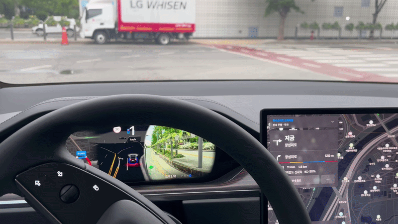 FSD 기능이 탑재된 테슬라 모델 X 차량이 스스로 깜빡이를 넣고 우회전을 하고 있다/사진=유효송 기자