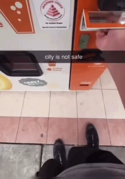 싱가포르의 한 자판기에 놓인 빨대를 핥은 뒤 다시 제자리에 넣어둔 18세 프랑스 유학생이 징역형 위기에 놓였다. /사진=싱가포르인시던츠(@singaporeincidents.sg) 인스타그램