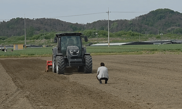 대동의 AI트랙터 HX1400 AI가 작업 중 전방에 쪼그려 앉은 사람이 감지되자 즉각 멈추고 작업기를 들어올려 운행을 멈추는 모습. 편의상 2배속함.  /영상=이병권 기자
