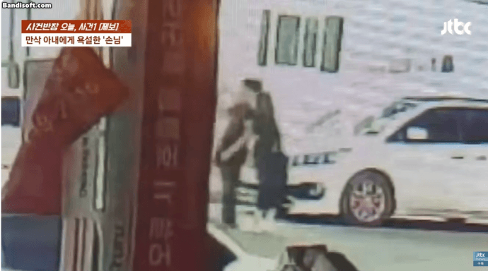 대전 한 병원 직원이 임신 35주 차인 음식점 사장을 위협하는 모습이 포착됐다. 이 남성은 "나 OO병원 사무장이다"라며 "내가 이 가게 망하게 할 것"이라고 협박하기도 했다. 피해자는 가해자를 경찰에 신고했다. /사진=JTBC 사건반장 갈무리