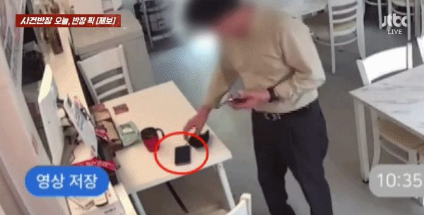 한 남성이 가게 테이블에 놓인 휴대폰을 훔쳐가는 모습. 사진=사건반장 캡처