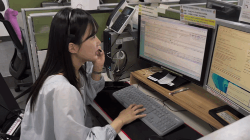 유예림 기자가 14일 서울 마포구 공영홈쇼핑 콜센터에서 업무 체험을 하고 있는 모습./사진제공=공영홈쇼핑