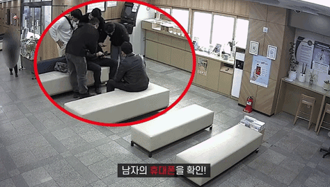 은행 마감 직전 5000만원 수표를 이체하려던 보이스피싱 수거책이 은행원의 신속한 대처로 경찰에 체포됐다. /사진=대한민국 경찰청 유튜브 채널 캡처 
