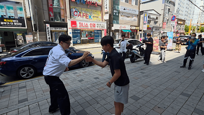 25일 부산 북구 만덕동의 한 남학생이 한동훈 무소속 후보 앞에서 백덤블링을 선보이고 있다./사진=박상곤 기자