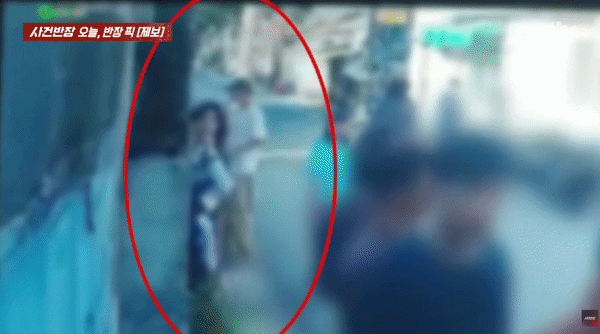 한 OTT 드라마 촬영팀이 주택 외벽에 무단으로 소품을 붙이거나 CCTV를 가렸다는 소식이 전해져 논란이다. /사진=JTBC '사건반장' 캡처