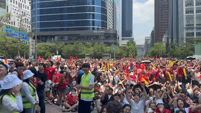12일 오전 서울 영등포구 여의도의 거리 응원전 모습. 우리나라가 동점골을 넣자 시민들이 환호하고 있다./사진=최문혁 기자.