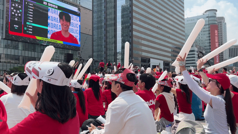 19일 오전 서울 종로구 광화문광장에 월드컵 경기를 보러 온 시민들이 생중계가 시작되자 환호하는 모습. /사진=이현수 기자.