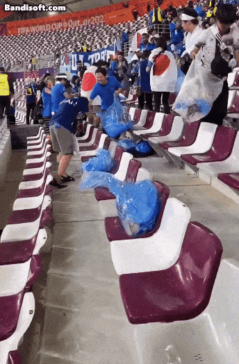일본 남성 축구 팬들이 2026 국제축구연맹(FIFA) 북중미 월드컵에서 경기 후 관중석 쓰레기를 치우는 모습./영상=엑스(X·옛 트위터)