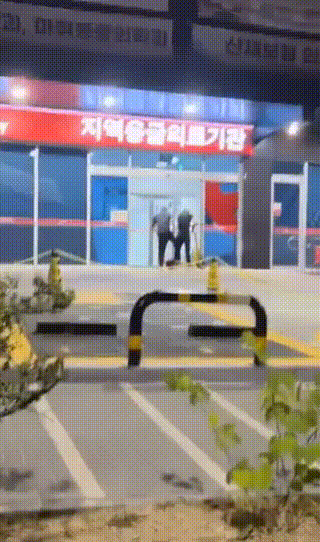 몸이 아픈 노인을 전동 킥보드에 태워 응급실로 이송한 남학생의 영상이 온라인상에서 화제다. /사진=엑스 갈무리