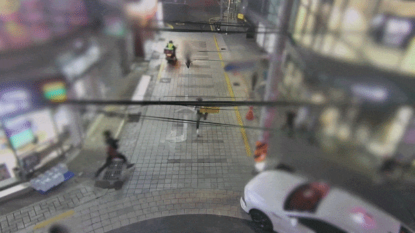 지난달 23일 부산 남구 대연동에서 달아나는 벌금 수배자 A씨를 한 시민이 붙잡는 모습./영상=부산경찰청 제공
