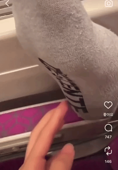 발바닥 한가운데를 조심스럽게 간지럽히자 움찔하는 민폐 승객의 발./사진= '서노커플 인스타그램(@sunho.couple)'